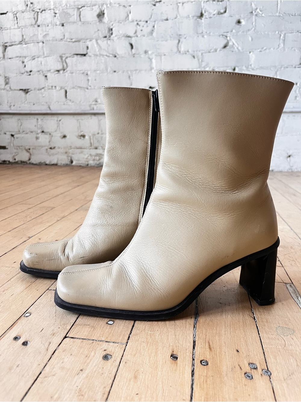 Vintage Women’s Cream Leather Zip Boots sz 7